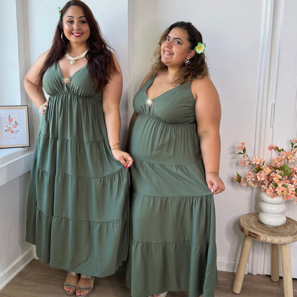 Robe fines bretelles et broche kaki