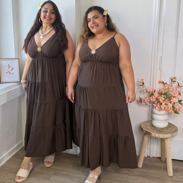 Robe fines bretelles et broche marron