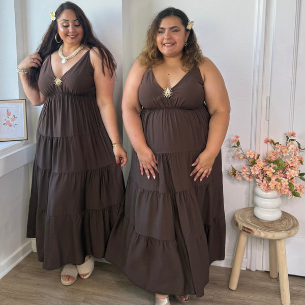 ⁠Robe fines bretelles et broche marron