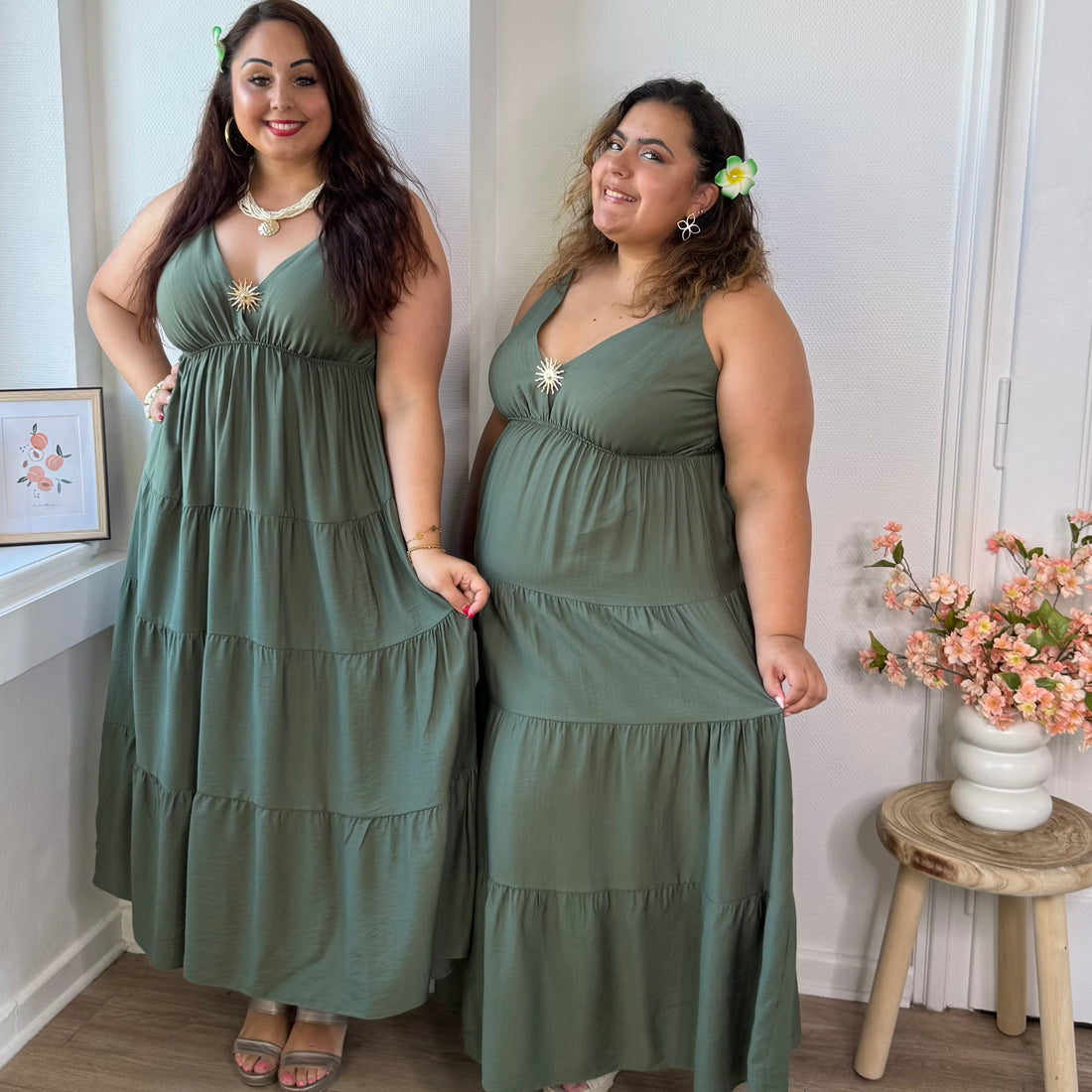 ⁠Robe fines bretelles et broche kaki
